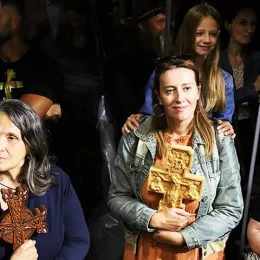 Десетине хиљада верних на свенародном молебну за светињу брака и породице, слогу и мир у нашем народу (УЖИВО))