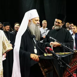 Десетине хиљада верних на свенародном молебну за светињу брака и породице, слогу и мир у нашем народу (УЖИВО))