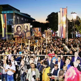 Десетине хиљада верних на свенародном молебну за светињу брака и породице, слогу и мир у нашем народу (УЖИВО))