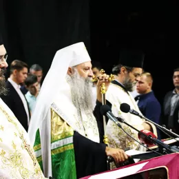 Десетине хиљада верних на свенародном молебну за светињу брака и породице, слогу и мир у нашем народу (УЖИВО))