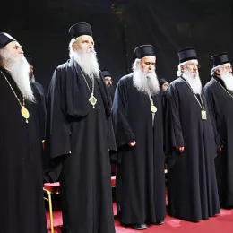 Десетине хиљада верних на свенародном молебну за светињу брака и породице, слогу и мир у нашем народу (УЖИВО))