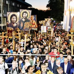 Десетине хиљада верних на свенародном молебну за светињу брака и породице, слогу и мир у нашем народу (УЖИВО))