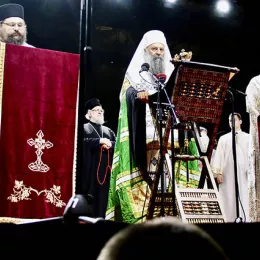 Десетине хиљада верних на свенародном молебну за светињу брака и породице, слогу и мир у нашем народу (УЖИВО))