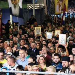 Десетине хиљада верних на свенародном молебну за светињу брака и породице, слогу и мир у нашем народу (УЖИВО))