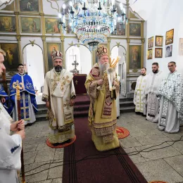 Литургијско сабрање у Андријевици: Митрополит Јоаникије и Епископ Методије служили Литургију, освештали нови звоник и бисту војводи Петру Бојовићу