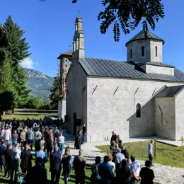 Литургијско сабрање у Андријевици: Митрополит Јоаникије и Епископ Методије служили Литургију, освештали нови звоник и бисту војводи Петру Бојовићу