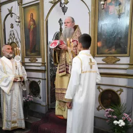 Литургијско сабрање у Андријевици: Митрополит Јоаникије и Епископ Методије служили Литургију, освештали нови звоник и бисту војводи Петру Бојовићу