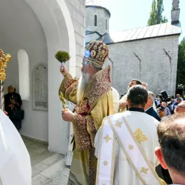Литургијско сабрање у Андријевици: Митрополит Јоаникије и Епископ Методије служили Литургију, освештали нови звоник и бисту војводи Петру Бојовићу