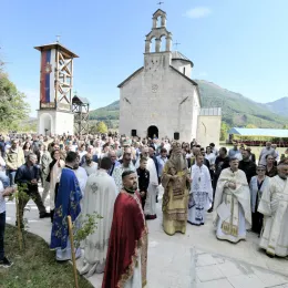 Литургијско сабрање у Андријевици: Митрополит Јоаникије и Епископ Методије служили Литургију, освештали нови звоник и бисту војводи Петру Бојовићу