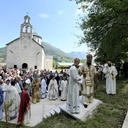 Литургијско сабрање у Андријевици: Митрополит Јоаникије и Епископ Методије служили Литургију, освештали нови звоник и бисту војводи Петру Бојовићу