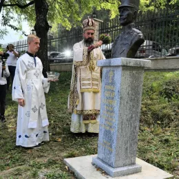 Литургијско сабрање у Андријевици: Митрополит Јоаникије и Епископ Методије служили Литургију, освештали нови звоник и бисту војводи Петру Бојовићу