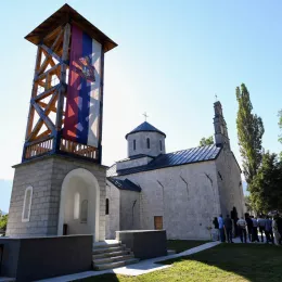 Литургијско сабрање у Андријевици: Митрополит Јоаникије и Епископ Методије служили Литургију, освештали нови звоник и бисту војводи Петру Бојовићу