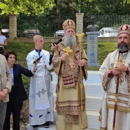 Литургијско сабрање у Андријевици: Митрополит Јоаникије и Епископ Методије служили Литургију, освештали нови звоник и бисту војводи Петру Бојовићу