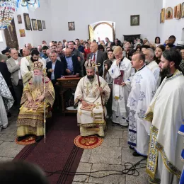 Литургијско сабрање у Андријевици: Митрополит Јоаникије и Епископ Методије служили Литургију, освештали нови звоник и бисту војводи Петру Бојовићу