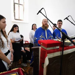 Литургијско сабрање у Андријевици: Митрополит Јоаникије и Епископ Методије служили Литургију, освештали нови звоник и бисту војводи Петру Бојовићу