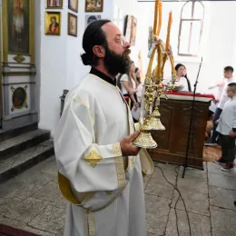 Литургијско сабрање у Андријевици: Митрополит Јоаникије и Епископ Методије служили Литургију, освештали нови звоник и бисту војводи Петру Бојовићу