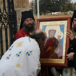 Свечани дочек иконе Богородице Брзопомоћнице у Ђурђевим Ступовима