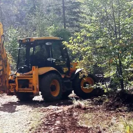 Одрађена још једна акција на поправци пута према манастиру Сомина
