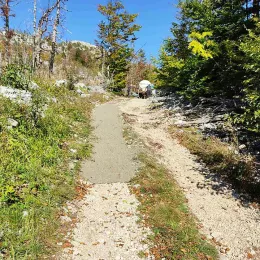 Одрађена још једна акција на поправци пута према манастиру Сомина