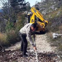 Одрађена још једна акција на поправци пута према манастиру Сомина