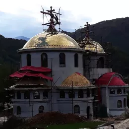 Крстови засијали на Саборном храму Светог Патријарха српског Макарија у Плужинама