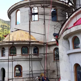 Крстови засијали на Саборном храму Светог Патријарха српског Макарија у Плужинама