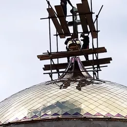 Крстови засијали на Саборном храму Светог Патријарха српског Макарија у Плужинама