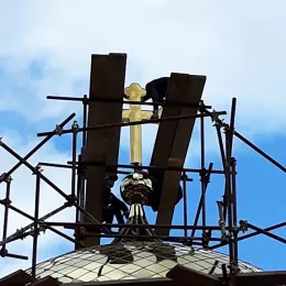 Крстови засијали на Саборном храму Светог Патријарха српског Макарија у Плужинама