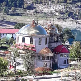 Крстови засијали на Саборном храму Светог Патријарха српског Макарија у Плужинама