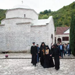 Литургија и монашење у Заграђу: Да имамо жртвену љубав према Богу и према ближњему својем 