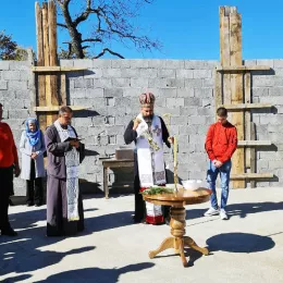 Владика Методије освештао темеље парохијског дома у Бубањама