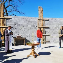 Владика Методије освештао темеље парохијског дома у Бубањама