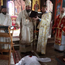 Епископ Методије богослужио у манастиру Косијерево: Монашење и помен припадницима Вучедолске бригаде 