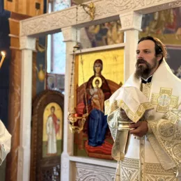 Владика Пајсије поводом Дјечијег сабора служио у Манастиру Мајсторовина