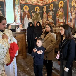 Владика Пајсије поводом Дјечијег сабора служио у Манастиру Мајсторовина