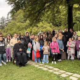 Владика Пајсије поводом Дјечијег сабора служио у Манастиру Мајсторовина