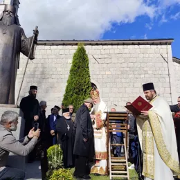 Освећен споменик Митрополиту Амфилохију у Колашину