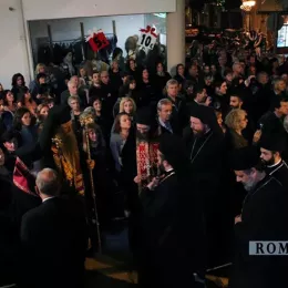 Владика Јоаникије у свечаној литији са иконом Пресвете Богородице Тројеручице