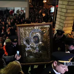 Владика Јоаникије у свечаној литији са иконом Пресвете Богородице Тројеручице