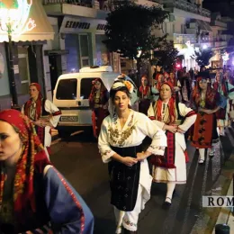 Владика Јоаникије у свечаној литији са иконом Пресвете Богородице Тројеручице
