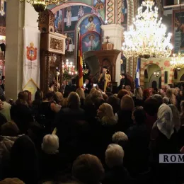 Владика Јоаникије у свечаној литији са иконом Пресвете Богородице Тројеручице