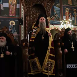 Владика Јоаникије у свечаној литији са иконом Пресвете Богородице Тројеручице