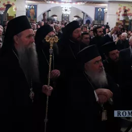 Владика Јоаникије у свечаној литији са иконом Пресвете Богородице Тројеручице