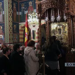 Владика Јоаникије у свечаној литији са иконом Пресвете Богородице Тројеручице