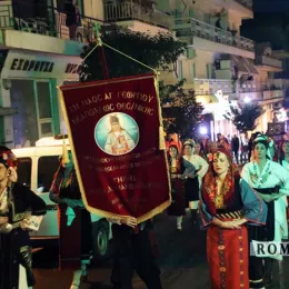 Владика Јоаникије у свечаној литији са иконом Пресвете Богородице Тројеручице