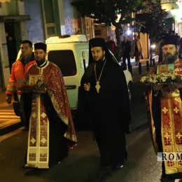 Владика Јоаникије у свечаној литији са иконом Пресвете Богородице Тројеручице