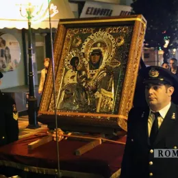 Владика Јоаникије у свечаној литији са иконом Пресвете Богородице Тројеручице