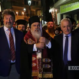 Владика Јоаникије у свечаној литији са иконом Пресвете Богородице Тројеручице