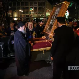 Владика Јоаникије у свечаној литији са иконом Пресвете Богородице Тројеручице