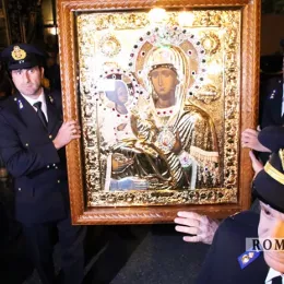 Владика Јоаникије у свечаној литији са иконом Пресвете Богородице Тројеручице